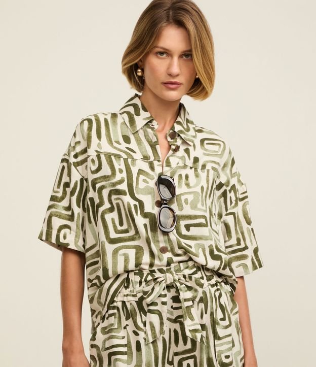 Camisa en Viscolino con Estampa Geométrica