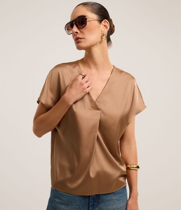 Blusa Suelta y Satinada con Pliegue Delantero