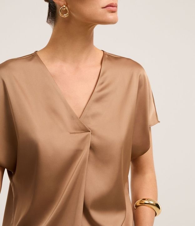 Blusa Suelta y Satinada con Pliegue Delantero 3
