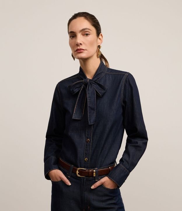 Camisa en Jeans con Lazo en el Cuello y Botones