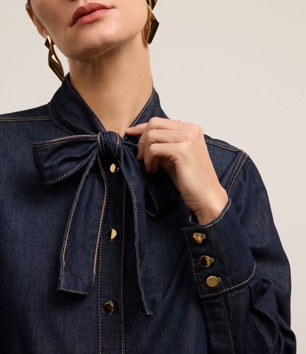 Camisa en Jeans con Lazo en el Cuello y Botones 4