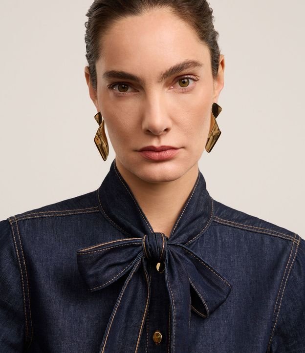 Camisa en Jeans con Lazo en el Cuello y Botones 5