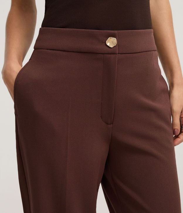 Pantalón Carrot Cintura Alta con Botón de Metal Martillado 4