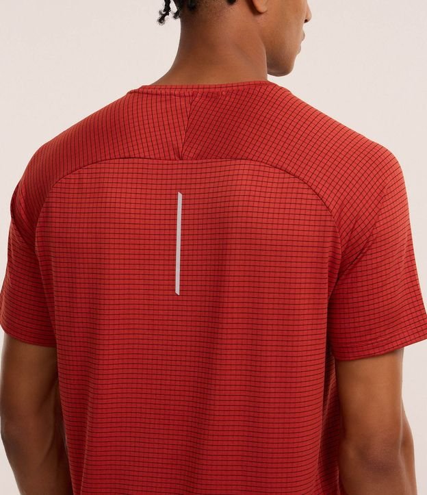 Remera Deportiva Regular con Estampa Cuadriculada y Texturizada