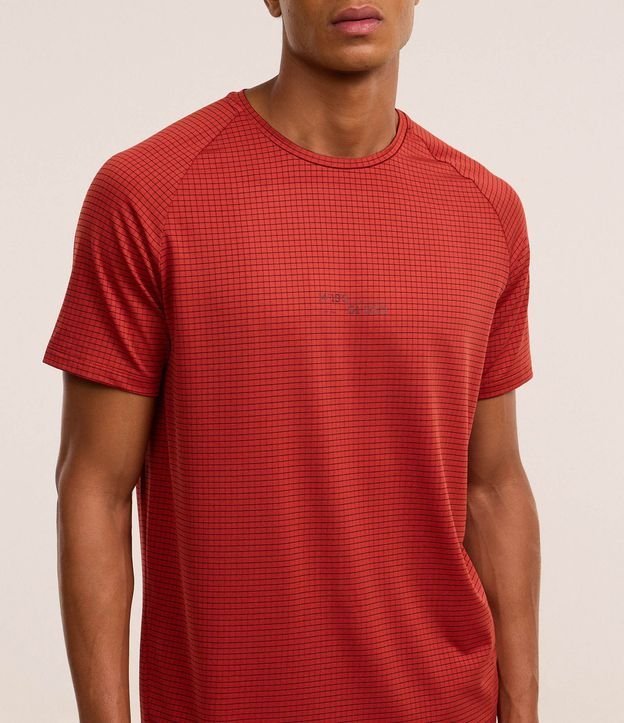 Remera Deportiva Regular con Estampa Cuadriculada y Texturizada 4