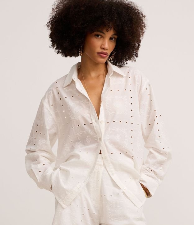 Camisa en Cambraia con Bordados y Cutouts