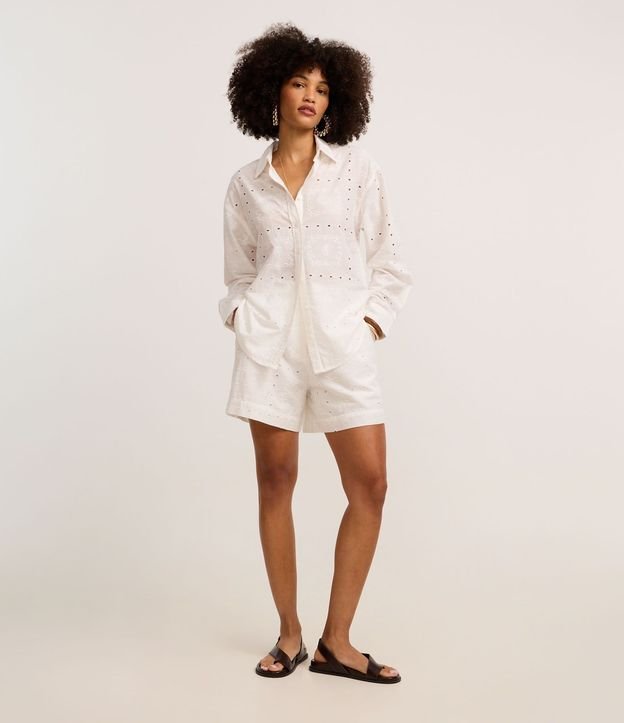 Camisa en Cambraia con Bordados y Cutouts 3