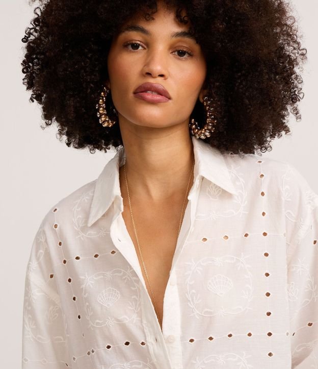 Camisa en Cambraia con Bordados y Cutouts 4