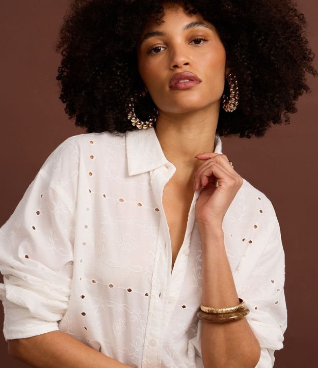 Camisa en Cambraia con Bordados y Cutouts 7