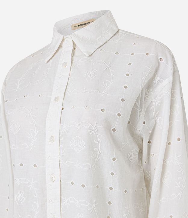 Camisa en Cambraia con Bordados y Cutouts 10