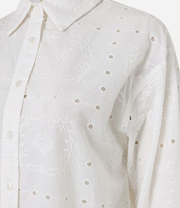 Camisa en Cambraia con Bordados y Cutouts 12