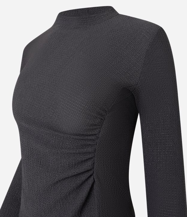 Blusa Texturizada con Cuello Alto y Fruncido Lateral 6