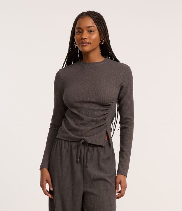 Blusa Texturizada con Cuello Alto y Fruncido Lateral 1