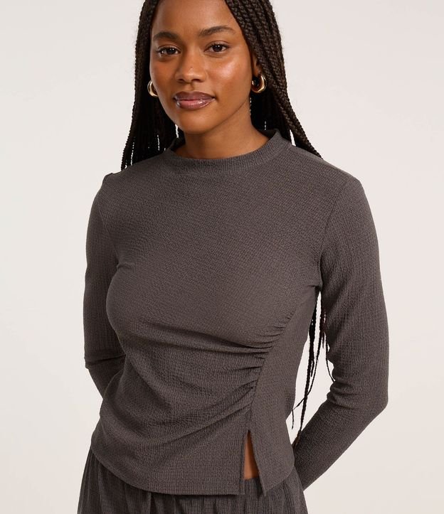 Blusa Texturizada con Cuello Alto y Fruncido Lateral 3