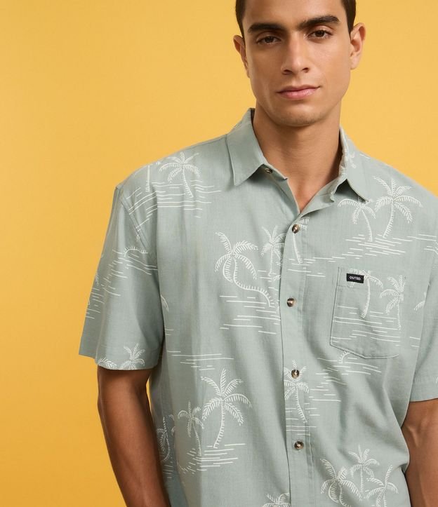 Camisa Relaxed en Tricolina con Bolsillo y Estampa Palmeras 3