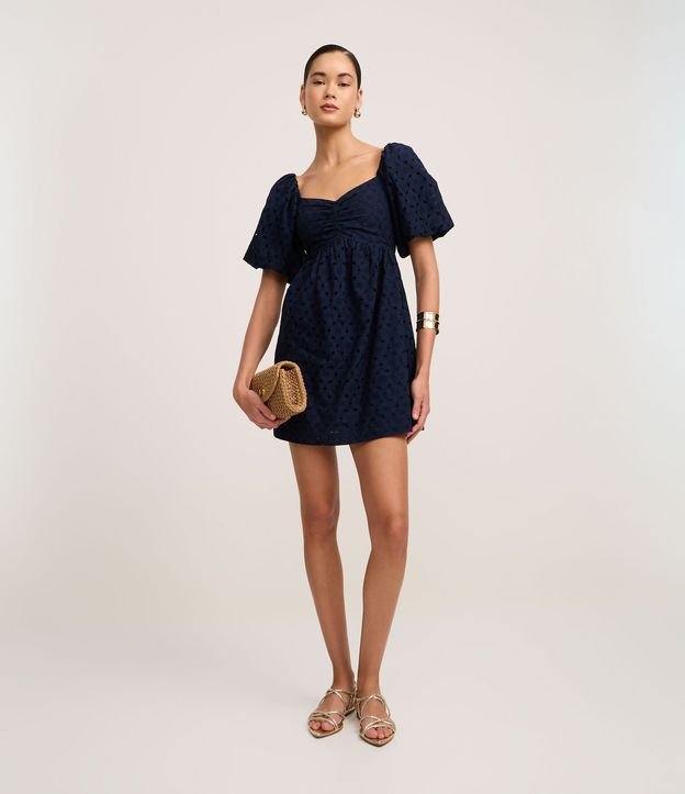 Vestido Corto en Laise con Bordado de Caracolas y Manga Abullonada 2