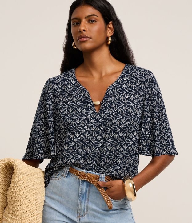 Blusa Bata en Viscosa con Abalorio en el Escote y Estampa Follaje