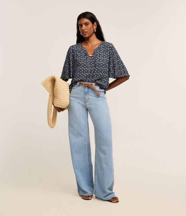 Blusa Bata en Viscosa con Abalorio en el Escote y Estampa Follaje 3