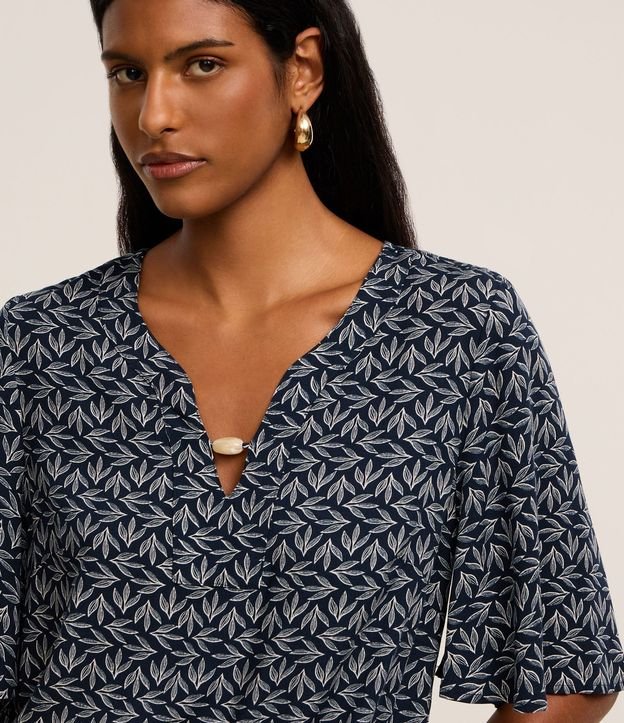 Blusa Bata en Viscosa con Abalorio en el Escote y Estampa Follaje 4