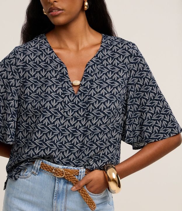 Blusa Bata en Viscosa con Abalorio en el Escote y Estampa Follaje 5