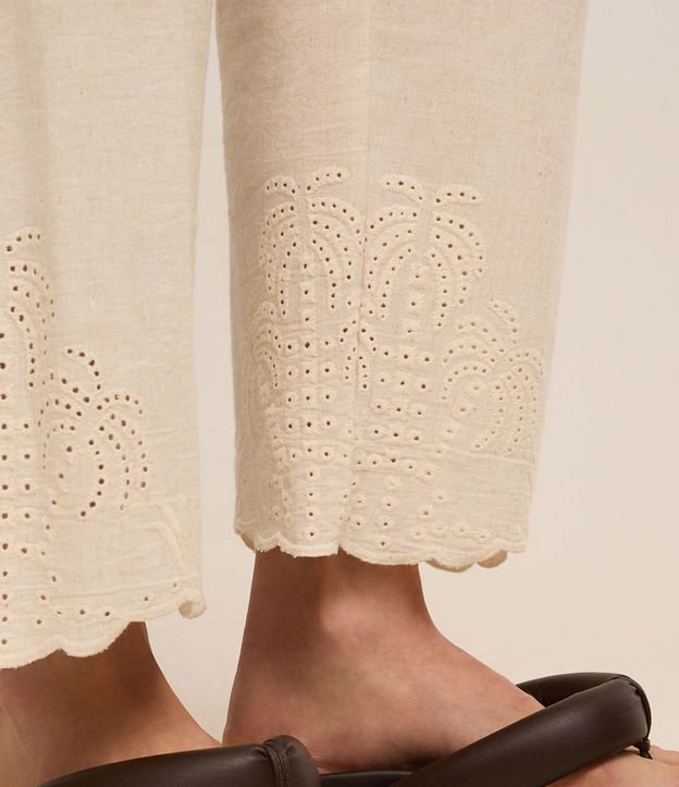 Pantalón Recto en Viscolino con Textura de Palmeras en la Bajo Nube 6