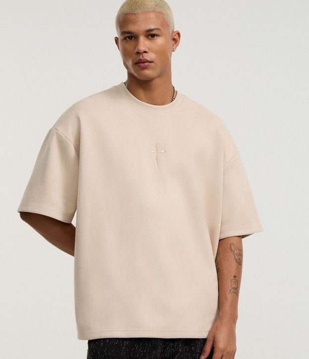 Remera Oversized en Gamuza con Bordado de Cruz Al Frente