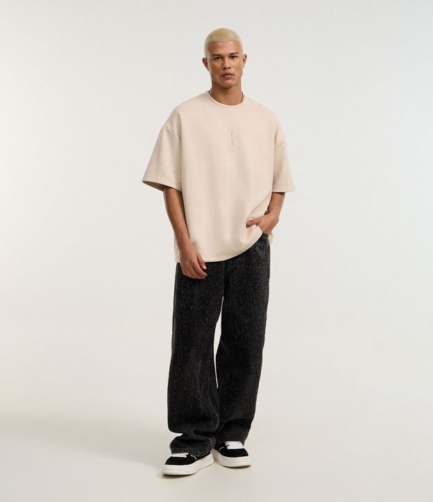 Remera Oversized en Gamuza con Bordado de Cruz Al Frente 2