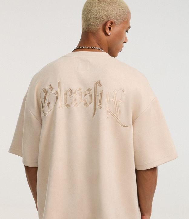Remera Oversized en Gamuza con Bordado de Cruz Al Frente 4
