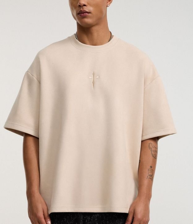 Remera Oversized en Gamuza con Bordado de Cruz Al Frente 5