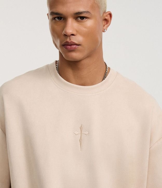 Remera Oversized en Gamuza con Bordado de Cruz Al Frente 6