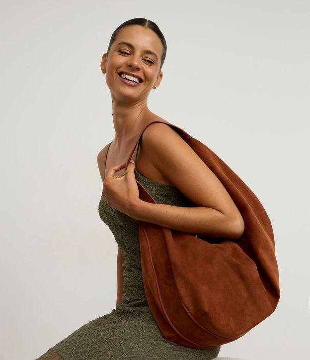 Cartera Hobo Gamuza con Bretel Ancho