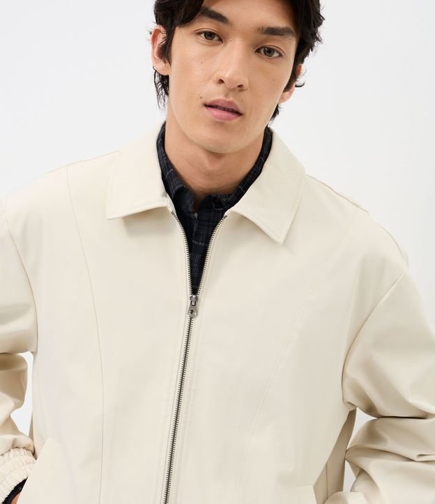 Campera Boxy con Elástico en el Ruedo y Recortes 2