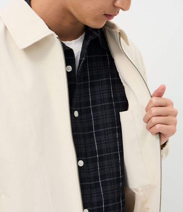 Campera Boxy con Elástico en el Ruedo y Recortes 8