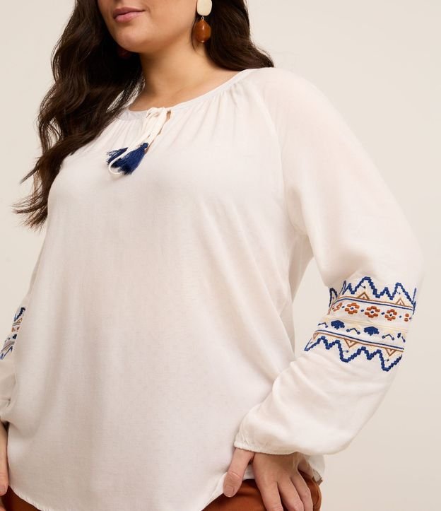 Blusa Bata en Viscosa con Estampa Étnica y Borla Curve & Plus Size 4