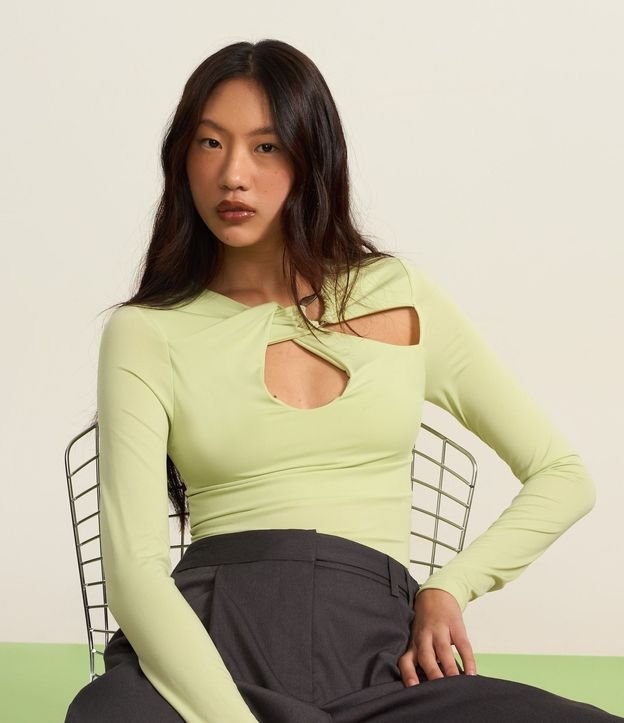 Blusa de Microfibra con Escote Distintivo y Ribete Delantero 4
