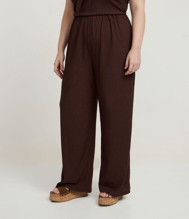 Pantalón Flare Texturizada en Anarruga Curve y Plus Size 2
