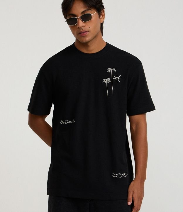 Remera Relaxed con Textura y Estampa Bordada de Cocoteros y Sol