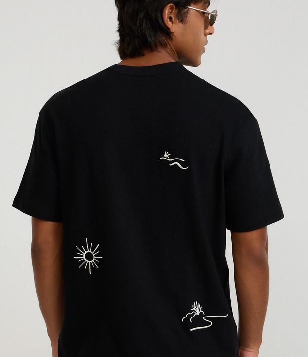 Remera Relaxed con Textura y Estampa Bordada de Cocoteros y Sol 3