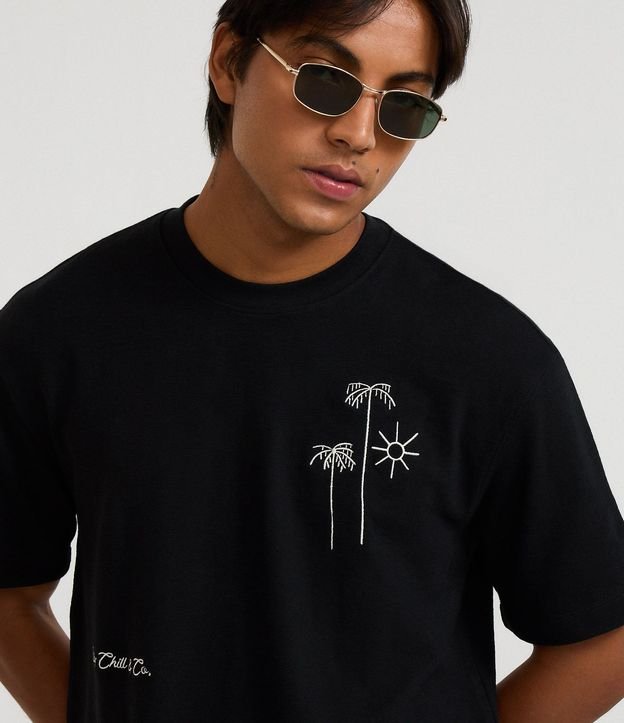 Remera Relaxed con Textura y Estampa Bordada de Cocoteros y Sol 4