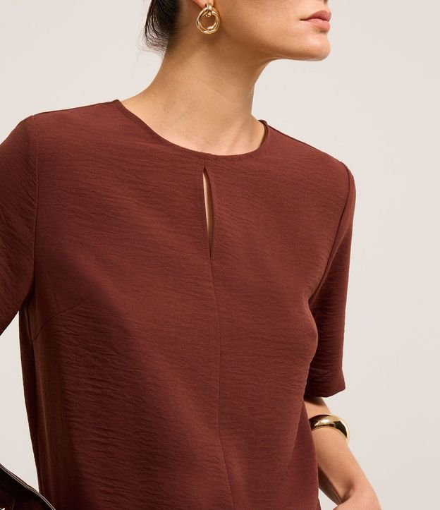 Blusa en Crepé con Cuello Redondo y Cutout 3