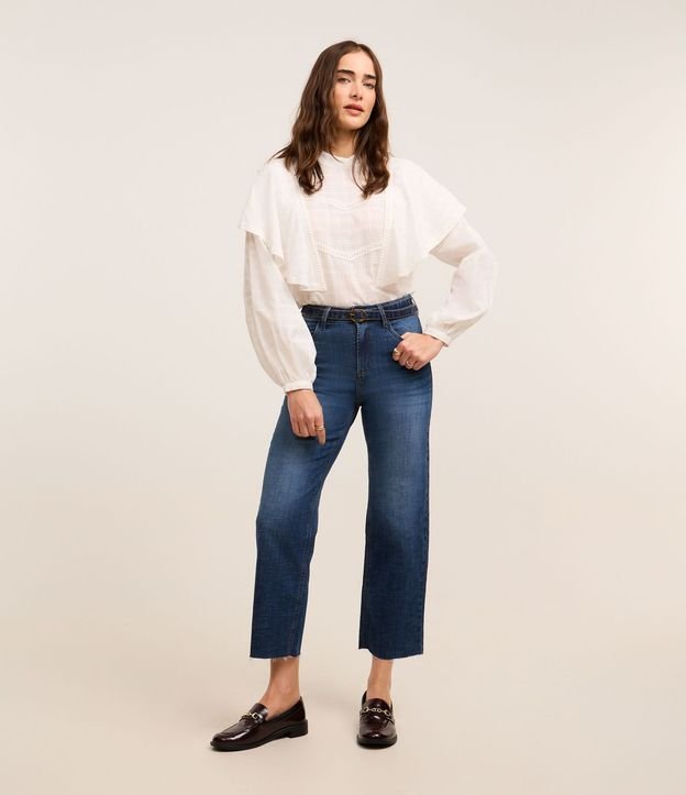 Pantalón Recto Cropped en Jeans con Terminación Deshilachada y Cinturón con Hebilla