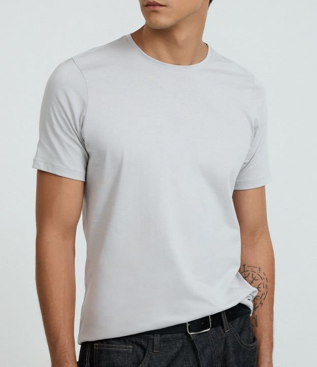Remera Slim Básica en Algodón Peruano con Cuello Redondo