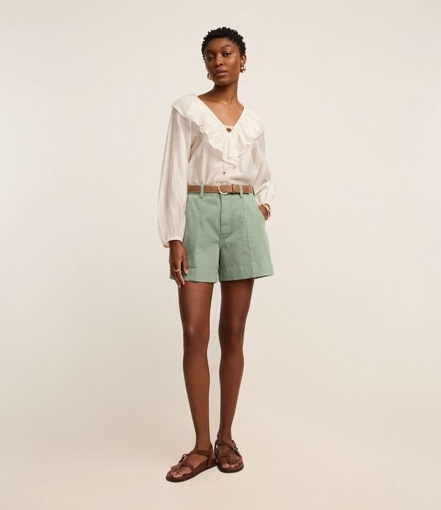 Short Regular en Sarga con Pespunte Contrastante y Bolsillo Cuchillo