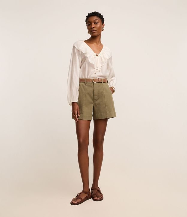 Short Regular en Sarga con Pespunte Contrastante y Bolsillo Cuchillo 2