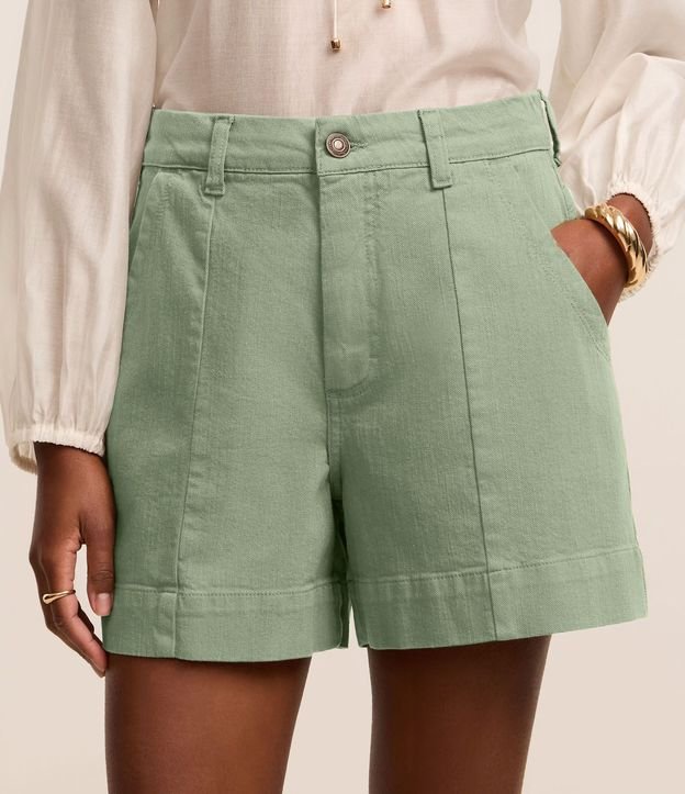 Short Regular en Sarga con Pespunte Contrastante y Bolsillo Cuchillo 4