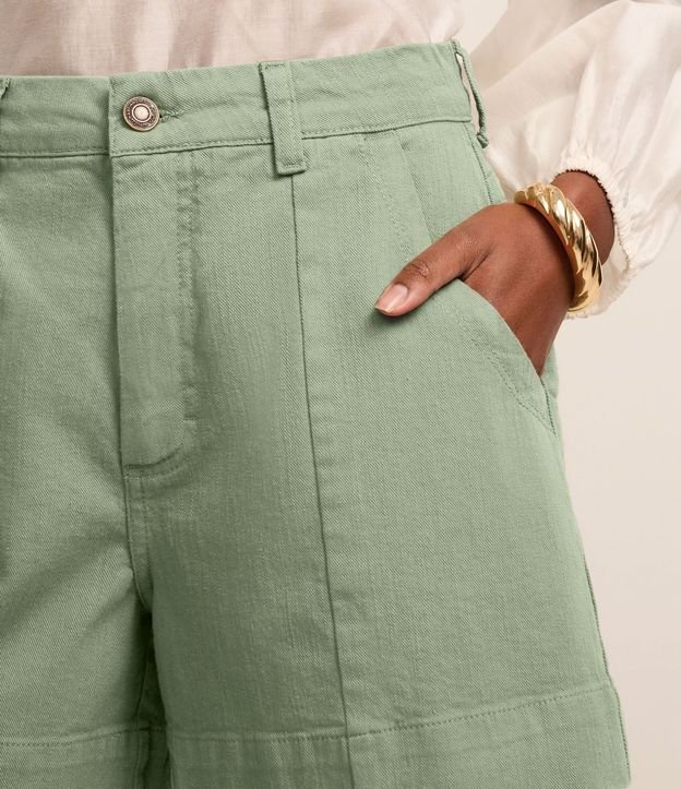 Short Regular en Sarga con Pespunte Contrastante y Bolsillo Cuchillo 5