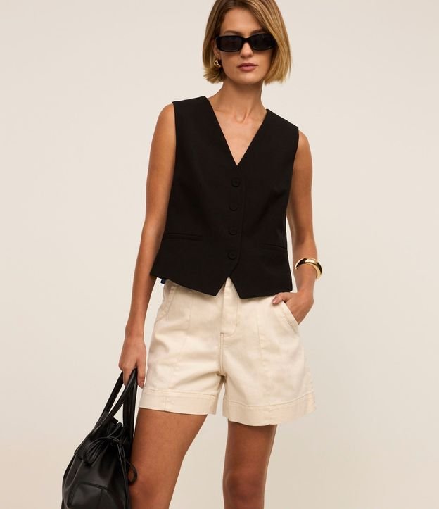 Short Regular en Sarga con Pespunte Contrastante y Bolsillo Cuchillo