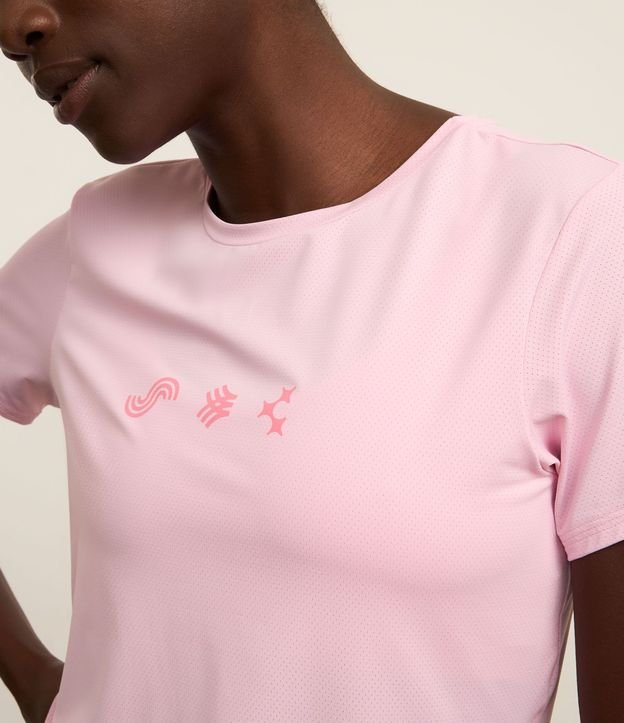 Remera Deportiva en Microfibra Perforada con Estampa de Ícones 3