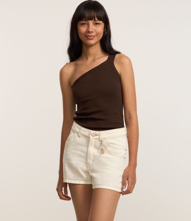 Short en Sarga con Bolsillos Dobles y Colgante de Concha 2