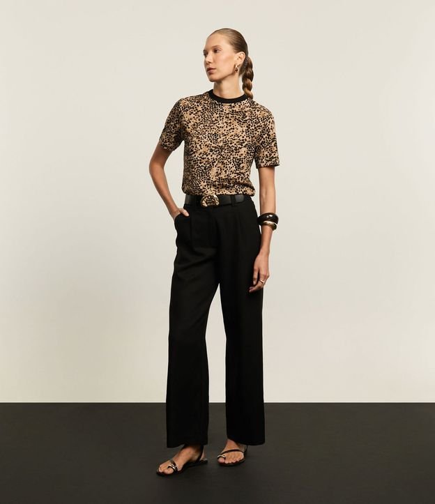 Blusa en Viscosa con Estampa Leopardo y Cuello de Punto Contrastante 2